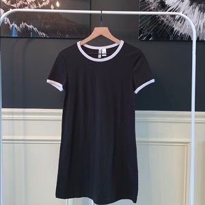 Black dress w/ white lining on neckline & sleeves